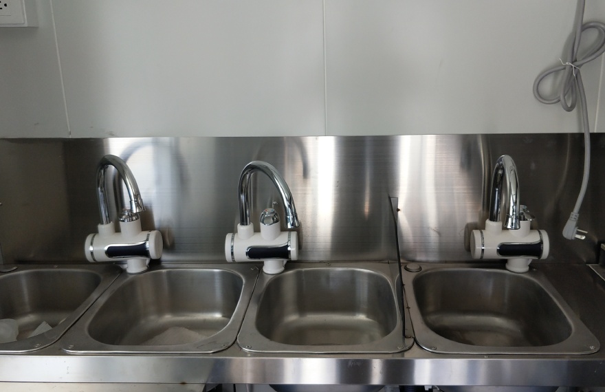 3 compartment water sink in the taco trailer